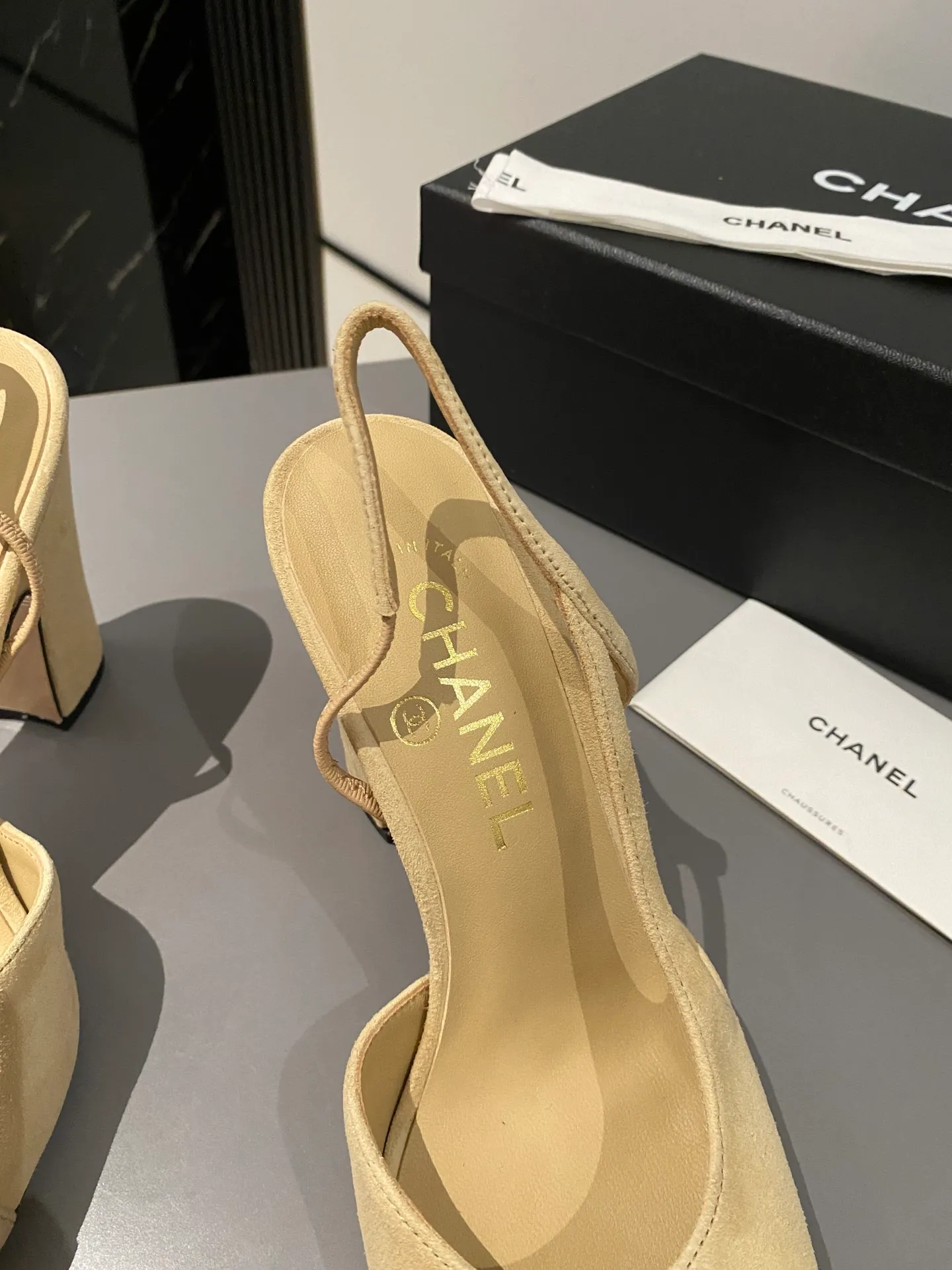 👟👟Ex-factory price 520👟👟 Purchase grade, high-heeled version, Chanel classic slingback sandals. We have been making this model for the past few years. This year, we will re-purchase the version and make a detailed copy again. I found that the upper lines and body comfort of the new version have been slightly adjusted! The brand won't say anything because the overall appearance difference is not big and it doesn't affect wearing. All colors now produced are produced according to the latest styles! What you buy is the latest classic model from the counter, made of imported mixed sheepskin surface material, imported mixed sheepskin, and Italian imported cowhide leather soles! High heels 9.5cm Size: 35-39 Other sizes can be customized (customized sizes 34, 40, 41, 42, 43 are non-refundable and non-exchangeable)